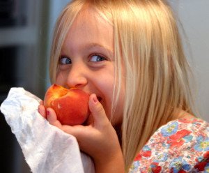 Bruce Tuten (stati Uniti), Grayson, our granddaughter, eating a Georgia peach and enjoying every bite