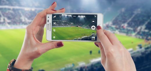 con il telefono smartphone allo stadio a vedere la partita di calcio