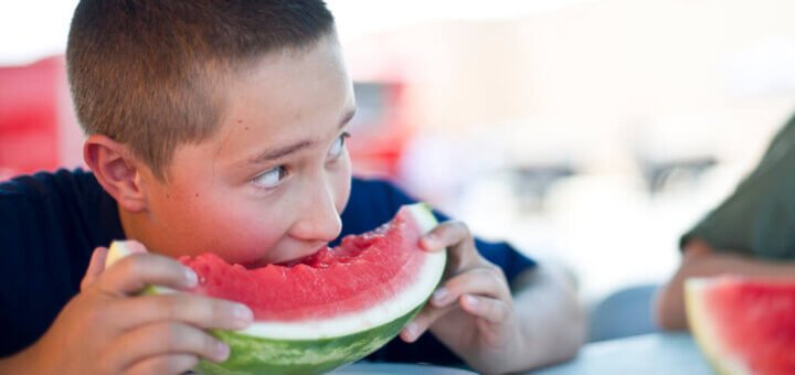 ragazzo che mangia un'anguria